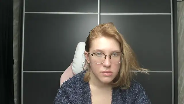Reginasmilee online show from February 2025 10:00:01 AM