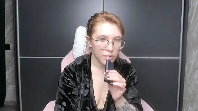 Reginasmilee online show from February 2025 07:11:01 PM
