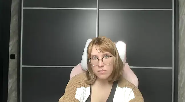 Reginasmilee online show from February 2025 01:33:02 PM