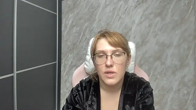 Reginasmilee online show from February 2025 12:31:01 PM