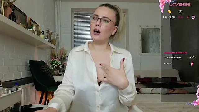 Snapshot of BeautyeyesLovely chatting on October 2025 01:58:01 PM BeautyeyesLovely online show from October 2025 01:58:01 PM