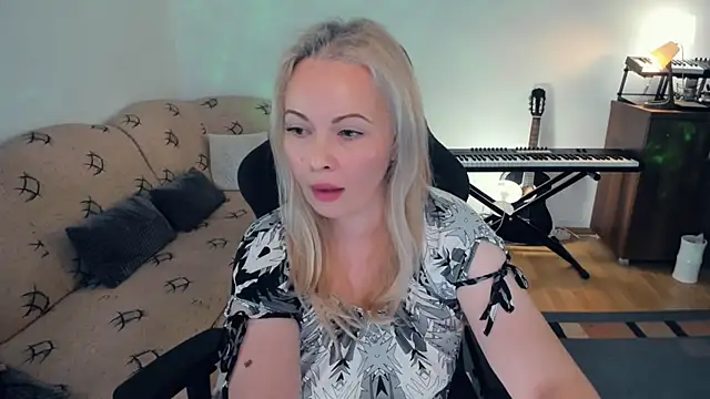 WhitneyLynn online show from December 2024 02:13:02 PM