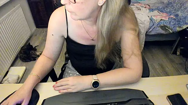 minoesje37 online show from December 2024 08:26:02 PM