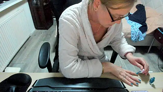 minoesje37 online show from March 2025 08:10:02 PM