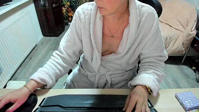 minoesje37 online show from March 2025 08:43:01 PM