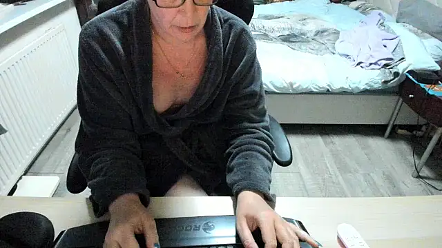 minoesje37 online show from March 2025 08:22:01 PM