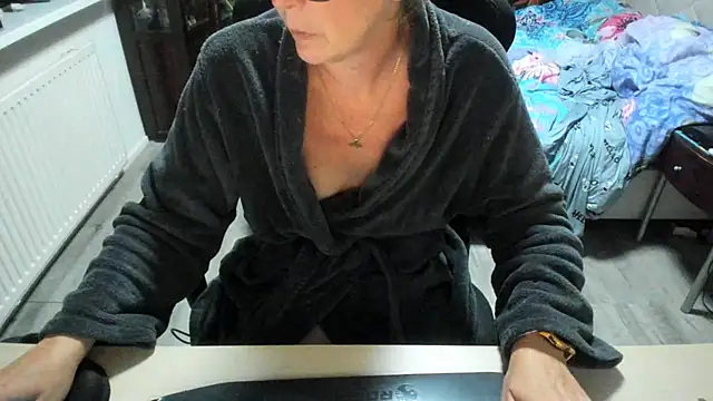 minoesje37 online show from October 2025 07:21:01 PM