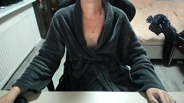 minoesje37 online show from October 2025 08:32:01 PM