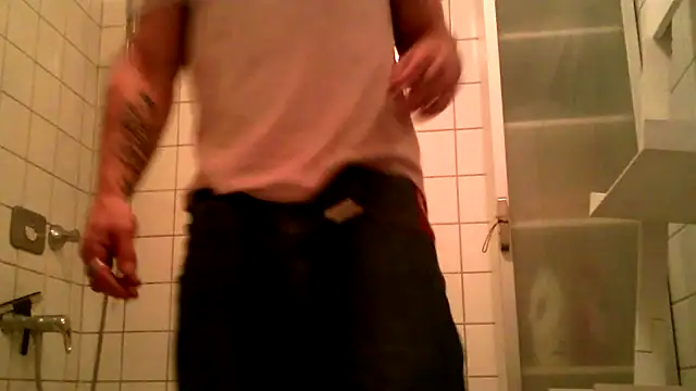 Snapshot of AthleticWomenizer2 chatting on November 2025 10:59:02 PM AthleticWomenizer2 online show from November 2025 10:59:02 PM