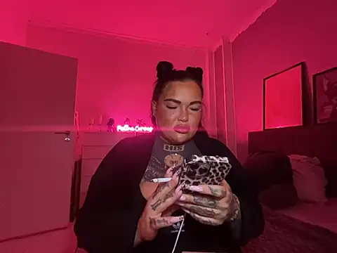 Snapshot of _MelinaCurves_ chatting on January 2025 10:37:02 PM MelinaCurves online show from January 2025 10:37:02 PM