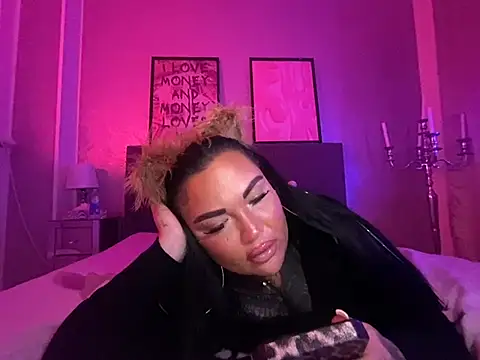 Snapshot of _MelinaCurves_ chatting on January 2025 12:01:01 AM MelinaCurves online show from January 2025 12:01:01 AM