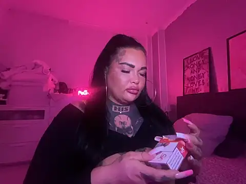 Snapshot of _MelinaCurves_ chatting on February 2025 11:24:01 PM MelinaCurves online show from February 2025 11:24:01 PM