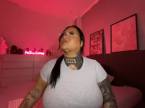 Snapshot of _MelinaCurves_ chatting on February 2025 06:58:02 PM MelinaCurves online show from February 2025 06:58:02 PM