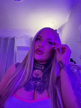 Snapshot of _MelinaCurves_ chatting on October 2025 10:06:02 PM MelinaCurves online show from October 2025 10:06:02 PM