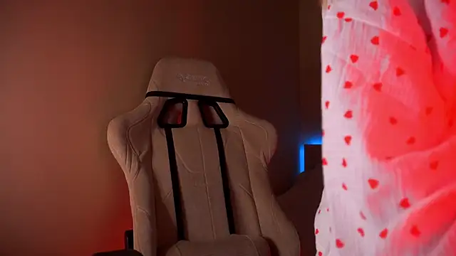 Snapshot of Liuba_Fox chatting on December 2024 08:25:02 PM Liuba Fox online show from December 2024 08:25:02 PM