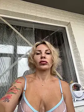 Snapshot of Hotnessi chatting on October 2025 09:08:02 AM Hotnessi online show from October 2025 09:08:02 AM