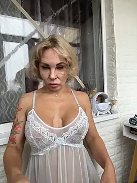 Snapshot of Hotnessi chatting on November 2025 07:28:01 AM Hotnessi online show from November 2025 07:28:01 AM