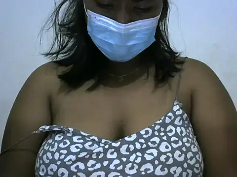 Snapshot of Artinah22 chatting on November 2025 07:05:01 PM Artinah22 online show from November 2025 07:05:01 PM