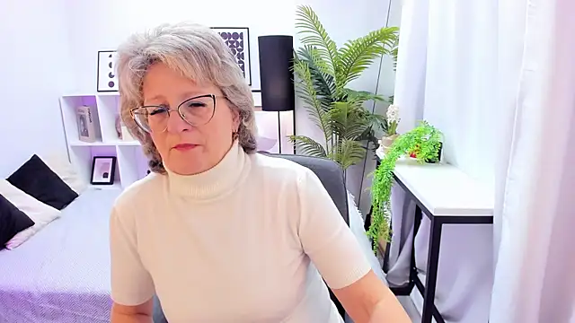 Snapshot of EvelynJoyful chatting on November 2025 05:06:01 AM EvelynJoyful online show from November 2025 05:06:01 AM