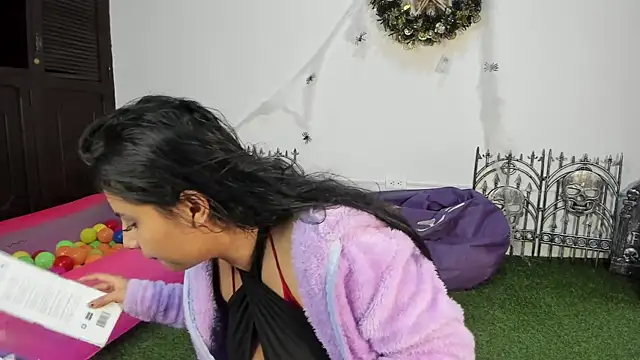 Snapshot of AbbyTaylorr chatting on October 2025 04:54:01 AM AbbyTaylorr online show from October 2025 04:54:01 AM