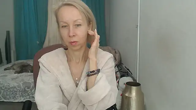 Snapshot of LuxuryNika chatting on November 2025 10:48:02 AM LuxuryNika online show from November 2025 10:48:02 AM
