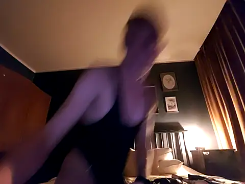 malpka25 online show from October 2025 07:14:01 PM