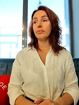 Snapshot of EvaXOAir chatting on November 2025 06:02:02 AM EvaXOAir online show from November 2025 06:02:02 AM