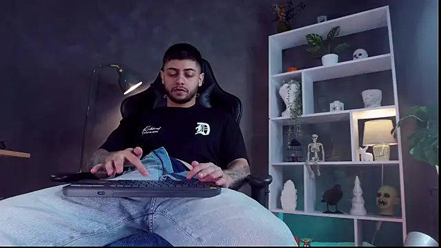 Snapshot of alessandro_duty chatting on October 2025 04:08:02 PM alessandro duty online show from October 2025 04:08:02 PM