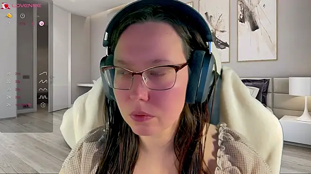 Snapshot of Victoria_Romans chatting on November 2025 12:01:02 AM Victoria Romans online show from November 2025 12:01:02 AM