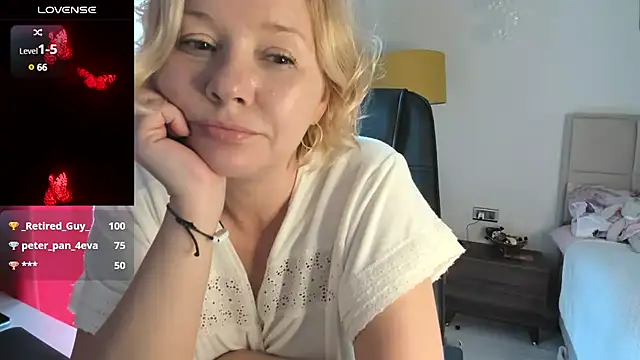 Snapshot of Colette__1977 chatting on March 2025 09:32:02 AM Colette 1977 online show from March 2025 09:32:02 AM