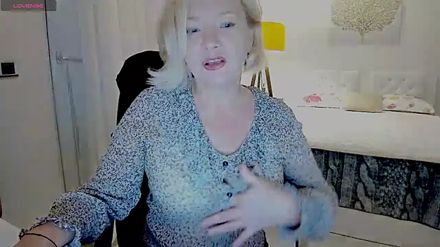 Snapshot of Colette__1977 chatting on November 2025 05:58:02 PM Colette 1977 online show from November 2025 05:58:02 PM