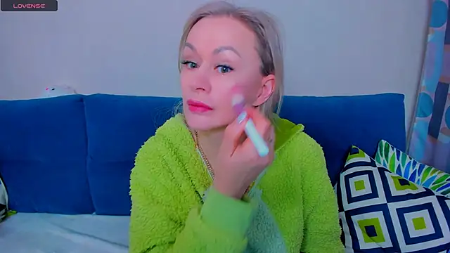 Snapshot of EllenMoore chatting on September 2025 03:10:01 AM EllenMoore online show from September 2025 03:10:01 AM