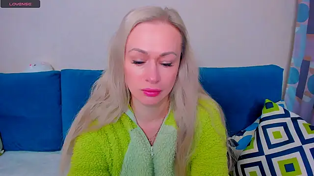 Snapshot of EllenMoore chatting on September 2025 03:00:01 AM EllenMoore online show from September 2025 03:00:01 AM