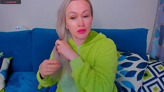 Snapshot of EllenMoore chatting on October 2025 03:27:01 AM EllenMoore online show from October 2025 03:27:01 AM