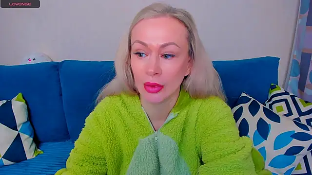 Snapshot of EllenMoore chatting on October 2025 03:04:02 AM EllenMoore online show from October 2025 03:04:02 AM