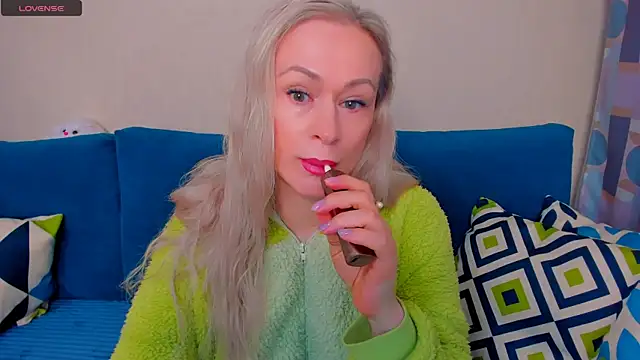 Snapshot of EllenMoore chatting on October 2025 03:04:02 AM EllenMoore online show from October 2025 03:04:02 AM