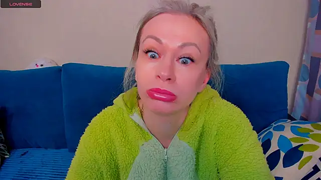 Snapshot of EllenMoore chatting on October 2025 03:05:01 AM EllenMoore online show from October 2025 03:05:01 AM