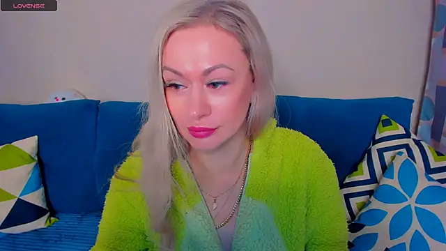 Snapshot of EllenMoore chatting on October 2025 03:06:01 AM EllenMoore online show from October 2025 03:06:01 AM