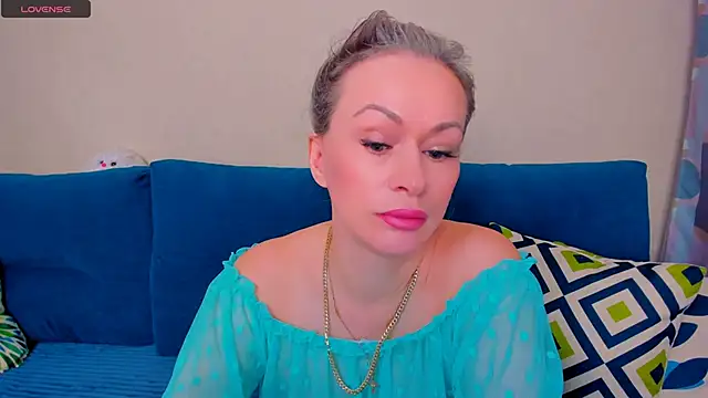 Snapshot of EllenMoore chatting on October 2025 03:06:02 AM EllenMoore online show from October 2025 03:06:02 AM