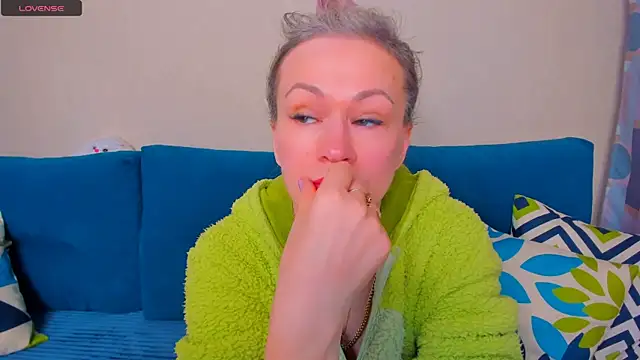 Snapshot of EllenMoore chatting on October 2025 03:03:02 AM EllenMoore online show from October 2025 03:03:02 AM