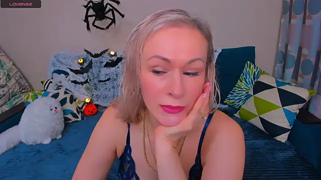 Snapshot of EllenMoore chatting on October 2025 03:08:01 AM EllenMoore online show from October 2025 03:08:01 AM