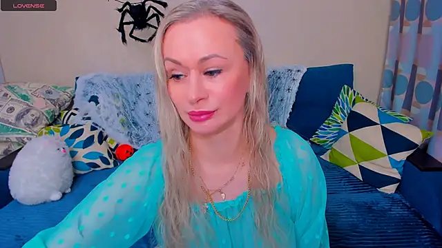 Snapshot of EllenMoore chatting on November 2025 03:09:01 AM EllenMoore online show from November 2025 03:09:01 AM