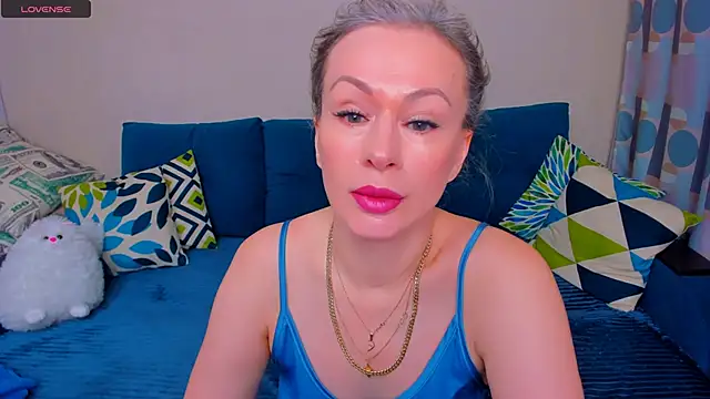 Snapshot of EllenMoore chatting on November 2025 03:05:01 AM EllenMoore online show from November 2025 03:05:01 AM