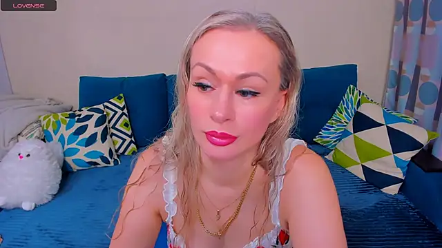 Snapshot of EllenMoore chatting on November 2025 03:06:01 AM EllenMoore online show from November 2025 03:06:01 AM