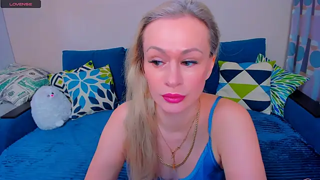 Snapshot of EllenMoore chatting on November 2025 03:06:02 AM EllenMoore online show from November 2025 03:06:02 AM