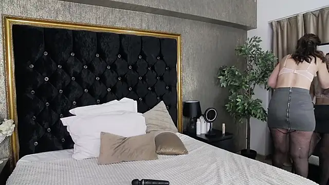 Snapshot of LisaCroft chatting on February 2025 06:54:01 AM LisaCroft online show from February 2025 06:54:01 AM