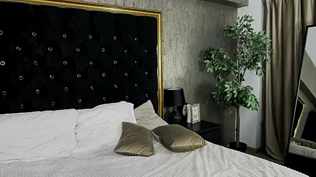 Snapshot of LisaCroft chatting on February 2025 04:25:02 AM LisaCroft online show from February 2025 04:25:02 AM