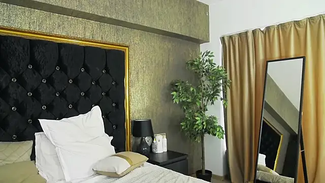 Snapshot of LisaCroft chatting on February 2025 11:55:01 AM LisaCroft online show from February 2025 11:55:01 AM