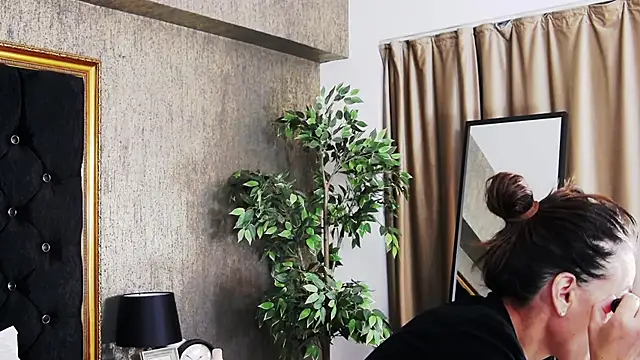 Snapshot of LisaCroft chatting on February 2025 03:58:02 AM LisaCroft online show from February 2025 03:58:02 AM