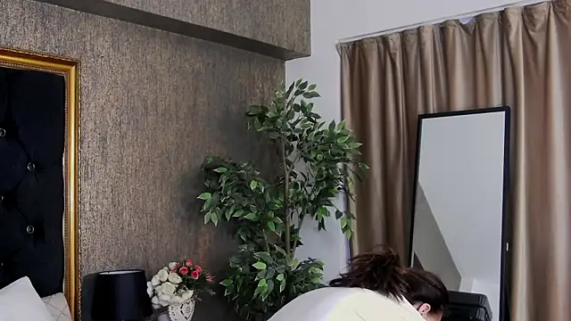 Snapshot of LisaCroft chatting on March 2025 06:05:02 AM LisaCroft online show from March 2025 06:05:02 AM